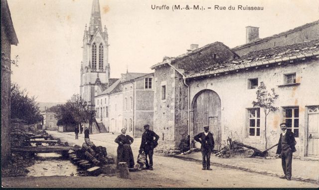 rue-eglise-foule