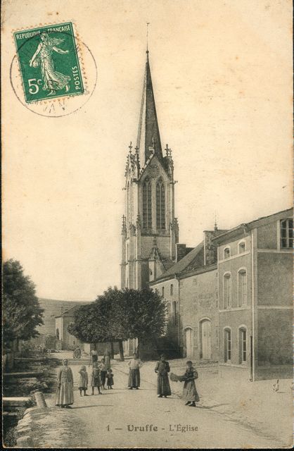 rue-eglise-foule